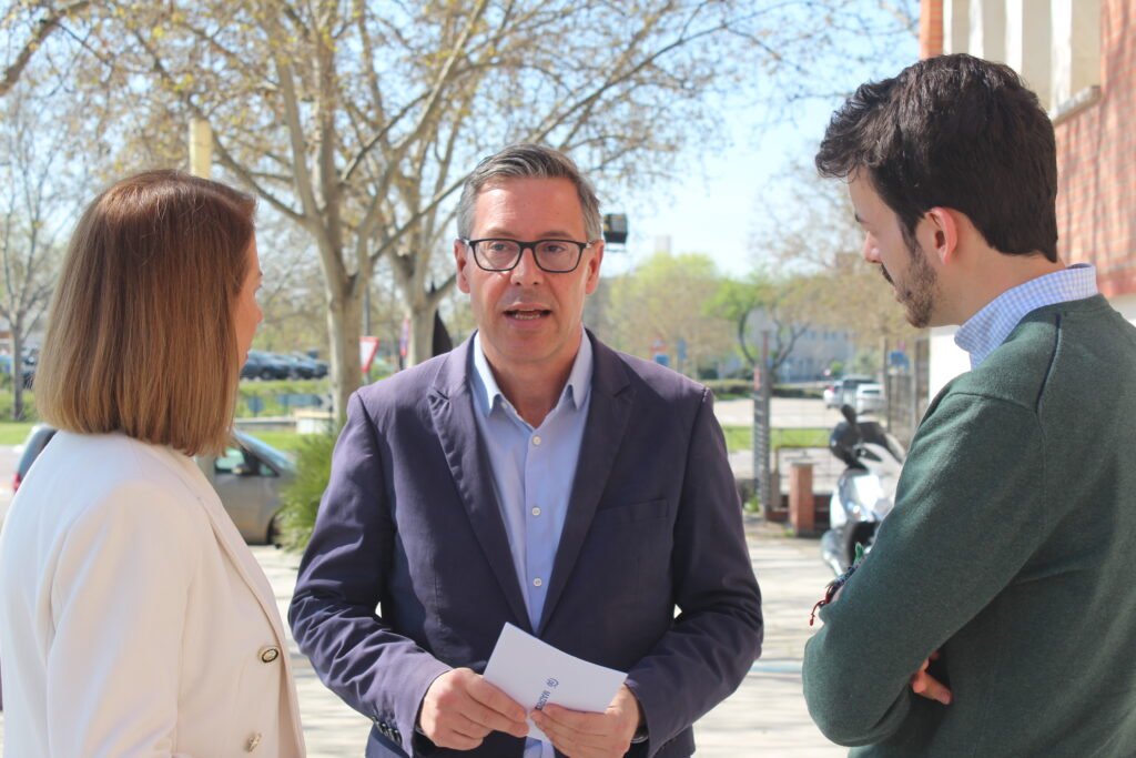 Alfonso Serrano en Rivas, en una visita en la que le ha acompañado Janette Novo (portavoz local).