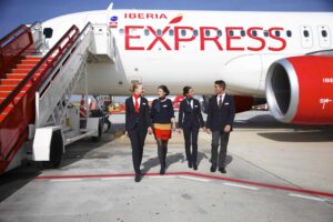 Tripulantes de Iberia junto a uno de sus aviones | Foto de Iberia Express