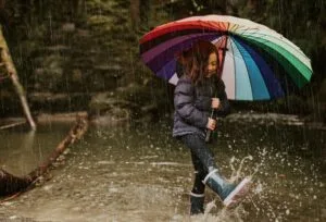 Una niña juega bajo la lluvia | Foto: Servimedia
