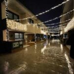 La Navidad es ilusión Lugar: Emmanuel Kant, 2, chalet 18 Materiales utilizados: Luces led y decoración varia navideña