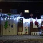Rivas Grinchmas Lugar: Avenida Campillo de San Isidro, 29 Materiales utilizados: Goma Eva, fieltro, motores de 3V reciclados de juguetes, pulsadores, cables, cartón imanes, cinta doble cara, madera, tela y adornos Navidad reciclados, por están, palos de escoba, silicona papel reciclado, luces, cintas, lazos, cascabeles, papel regalo, plástico