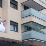 Ilusión, amor y diversidad Lugar: Calle Veintiocho de junio, 1, bloque 2, 1C Materiales utilizados: Luces, pintura de tiza, muñeco de nieve hinchables.