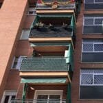 Navidades vecinas Lugar: Plaza del Monte Ciruelo, 1, 4ºC Materiales utilizados: Lazos y espumillón.