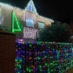 Compartiendo la Navidad entre vecinos Lugar: Calle Trébol, 43 Materiales utilizados: Las figuras están realizadas con varillas soldadas y colocación de cordón de led. Las luces son comerciales.