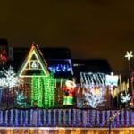 El jardín de la Navidad Lugar: Calle Orégano, visible en trasera Jovellanos. Enfrente de la Biblioteca Gloria Fuertes Materiales utilizados: Luces led, alambres, mástiles de hierro, árboles iluminados , hinchables navideños, papa Noel colgado en chimenea, adornos navideños , etc.