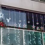 Iluminando el ártico en Navidad Lugar: Calle Océano Ártico, 8 Materiales utilizados: Goma Eva, purpurina, papel, guirnaldas, luces.