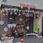 Fábrica de sueños Lugar: Calle Manuel Azaña, puerta 22- puerta 47 Materiales utilizados: Goma Eva, artículos navideños, piñas, ramas.