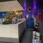 Érase una vez, una postal en un portal Lugar: Calle Eduardo López Hernando, 1, bloque 1, bajo C Materiales utilizados: Abeto de Normandía con tiesto de neumáticos pintados, bolas, Leds y guirnaldas; bastones de madera rojo-blanco; resto de papá Noel trepador para trineo volador; guirnalda de puerta hecha por nosotros con cascabeles, campanas y campanillas, led y espumillón; pegatinas de nieve y calcetines de Santa.