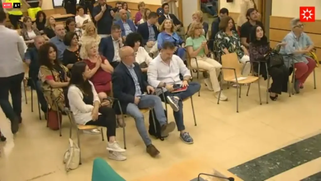 Asistentes al homenaje por el fin de la legislatura