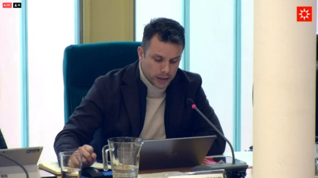 Álvaro Garrucho, concejal del PP, en el pleno municipal de Rivas del 30 de noviembre de 2023.