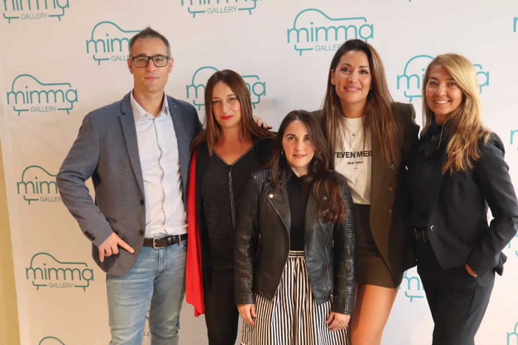 El equipo de Mimma Gallery, listo para ayudarte a decorar tu hogar con mimo.