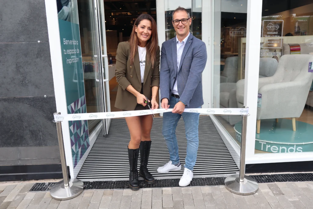 El tradicional "corte de cinta" da por inaugurada la nueva tienda de Mimma Gallery que dará servicio a Rivas y al sudeste de Madrid.