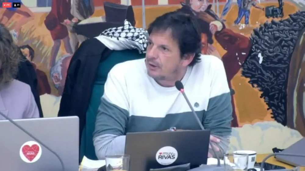 photo_2023-11-30_13-29-26 Manu Castro, concejal comunista de IU-MM-VQ, en el pleno municipal de Rivas del 30 de noviembre de 2023.