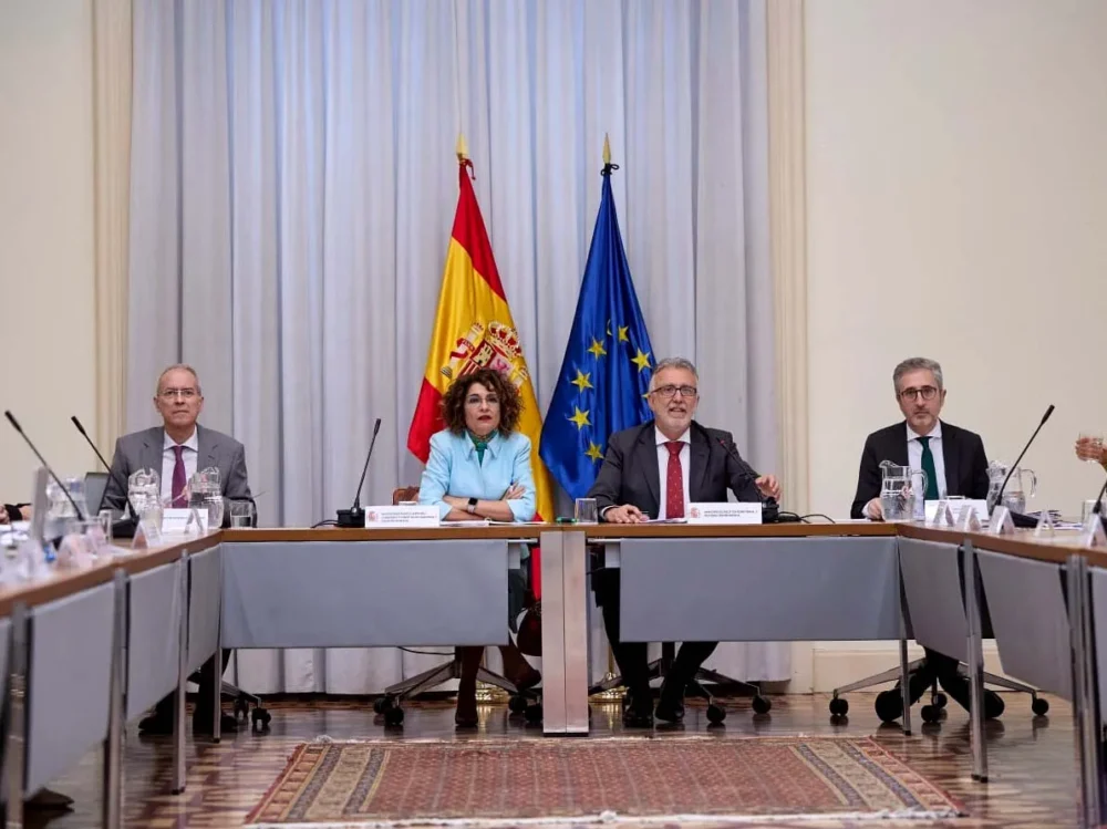 Torres y Montero durante la reunión | Foto del Ministerio de Política Territorial y Memoria Democrática Los ayuntamientos recibirán 28.557 millones de euros