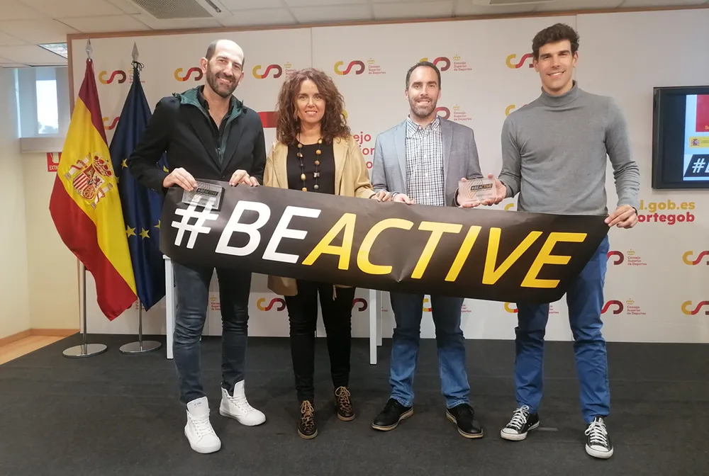 La concejala de Deportes, Mónica Carazo, con equipo de su concejalía, tras recoger el premio Chechu Valbuena CSD premia la originalidad de Rivas