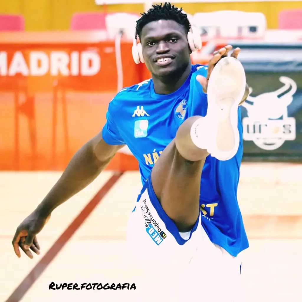 Estiramientos y calentamiento de uno de los jugadores del Náutico Tenerife.