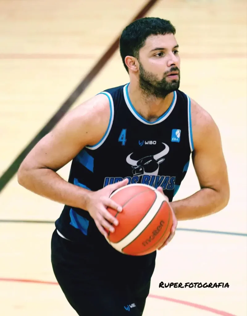 Uros de Rivas destacó durante el encuentro por su acierto en los triples.