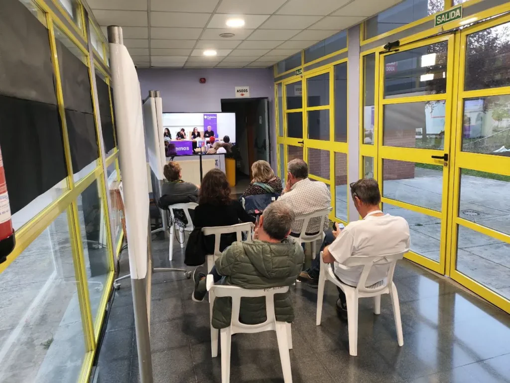 La militancia morada se volcó en Rivas para escuchar a Isa Serra y Pablo Iglesias sobre el lawfare.