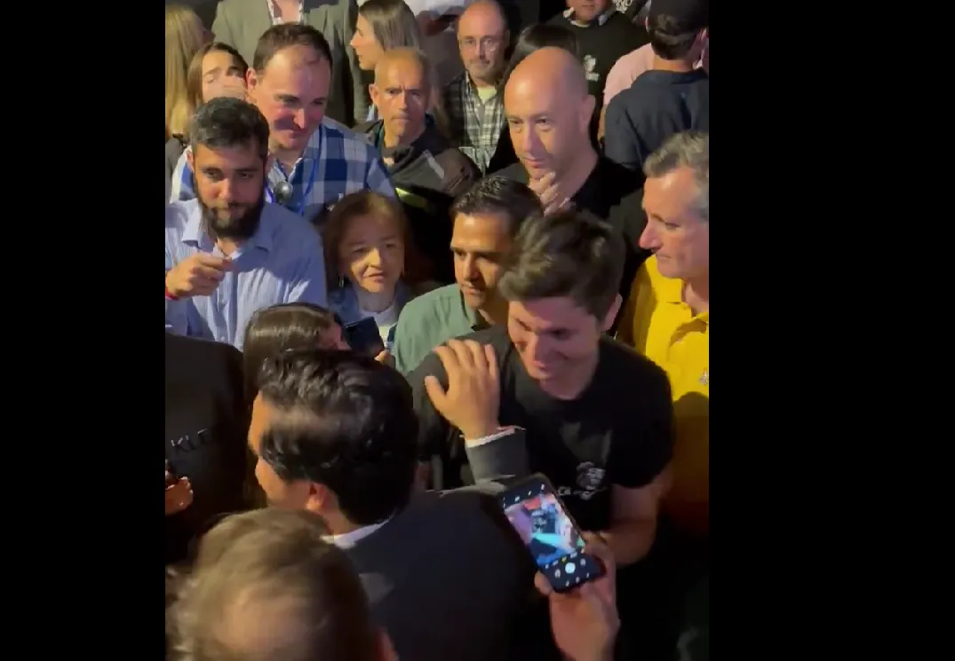 Carlos G Torrijos en la celebración electoral de Se acabó la fiesta Torrijos (VxR) muestra su apoyo a Alvise