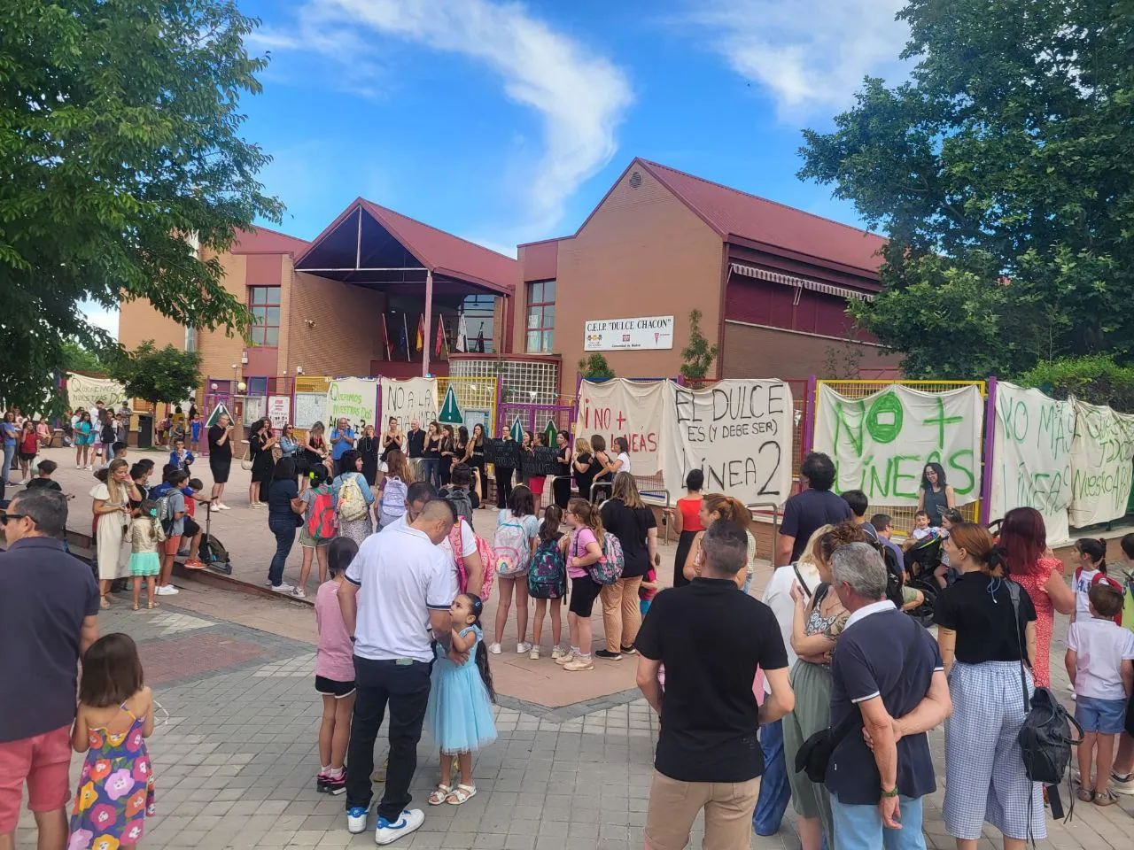 Dulce profesorado El profesorado del CEIP Dulce Chacón protesta de negro