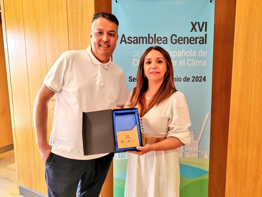 Juan José González y Aída Castillejo reciben el reconocimiento al Ayuntamiento de Rivas en la Red de Ciudades por el Clima Reconocimiento por los Premios por el clima
