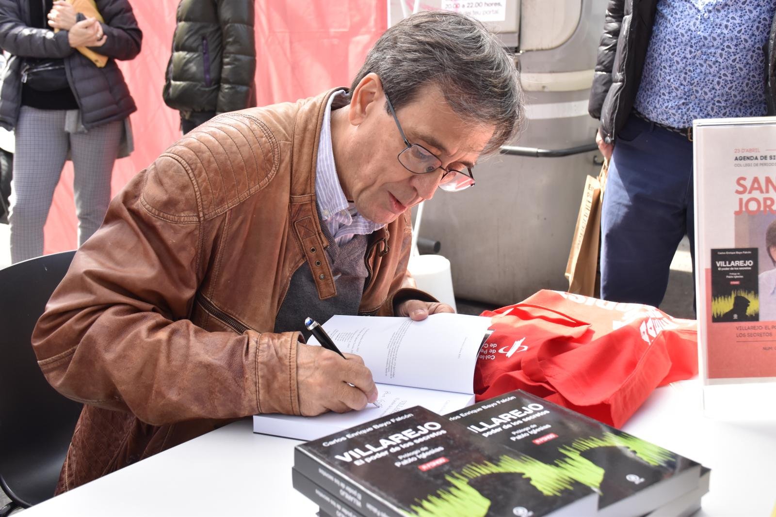 Carlos E. Bayo Carlos E. Bayo Falcón firmando ejemplares en Sant Jordi. / Fuente: cedida.