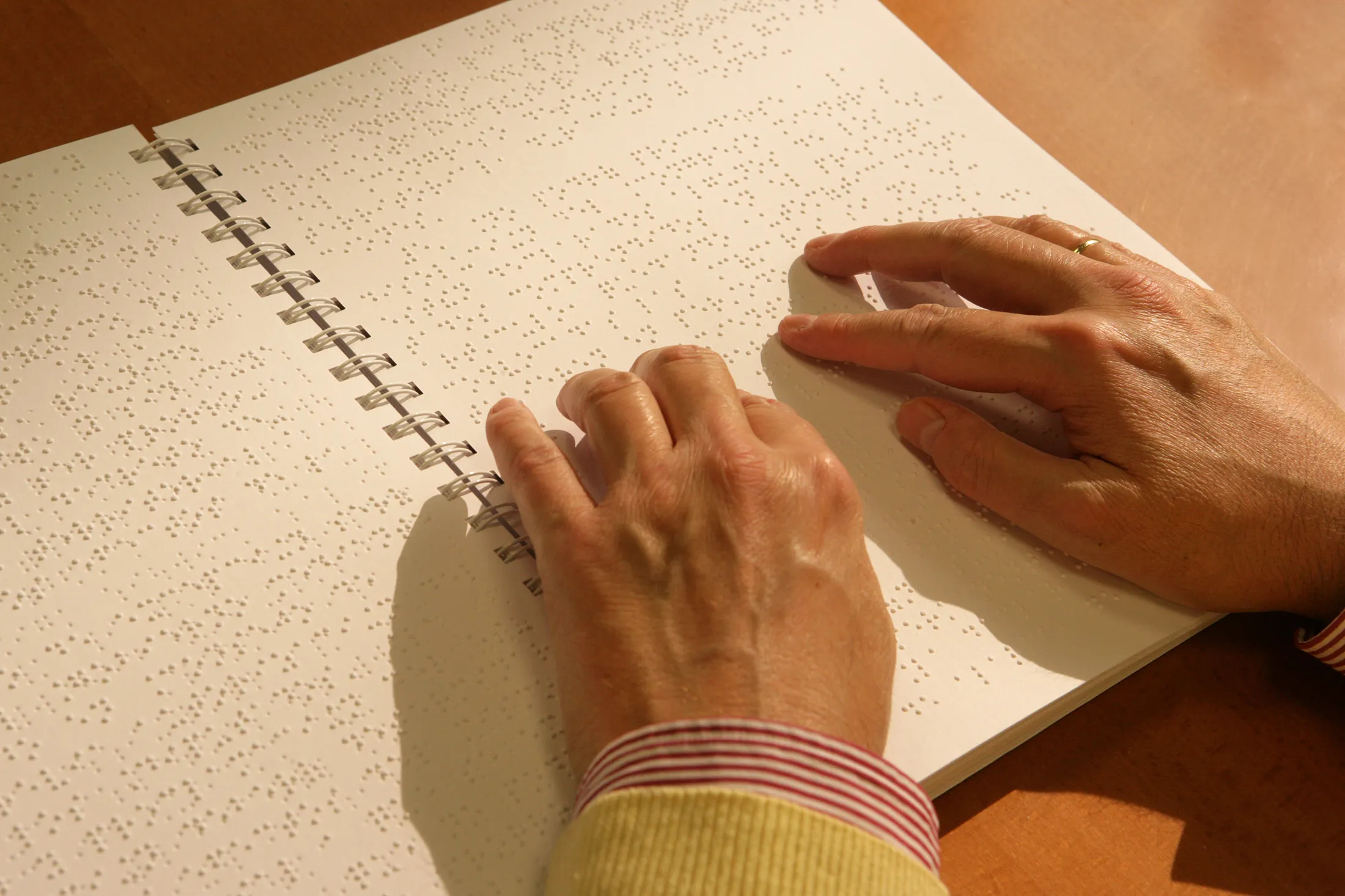 Una persona lee en braille | Foto de la ONCE Braille y lengua de signos en la Casa + Grande