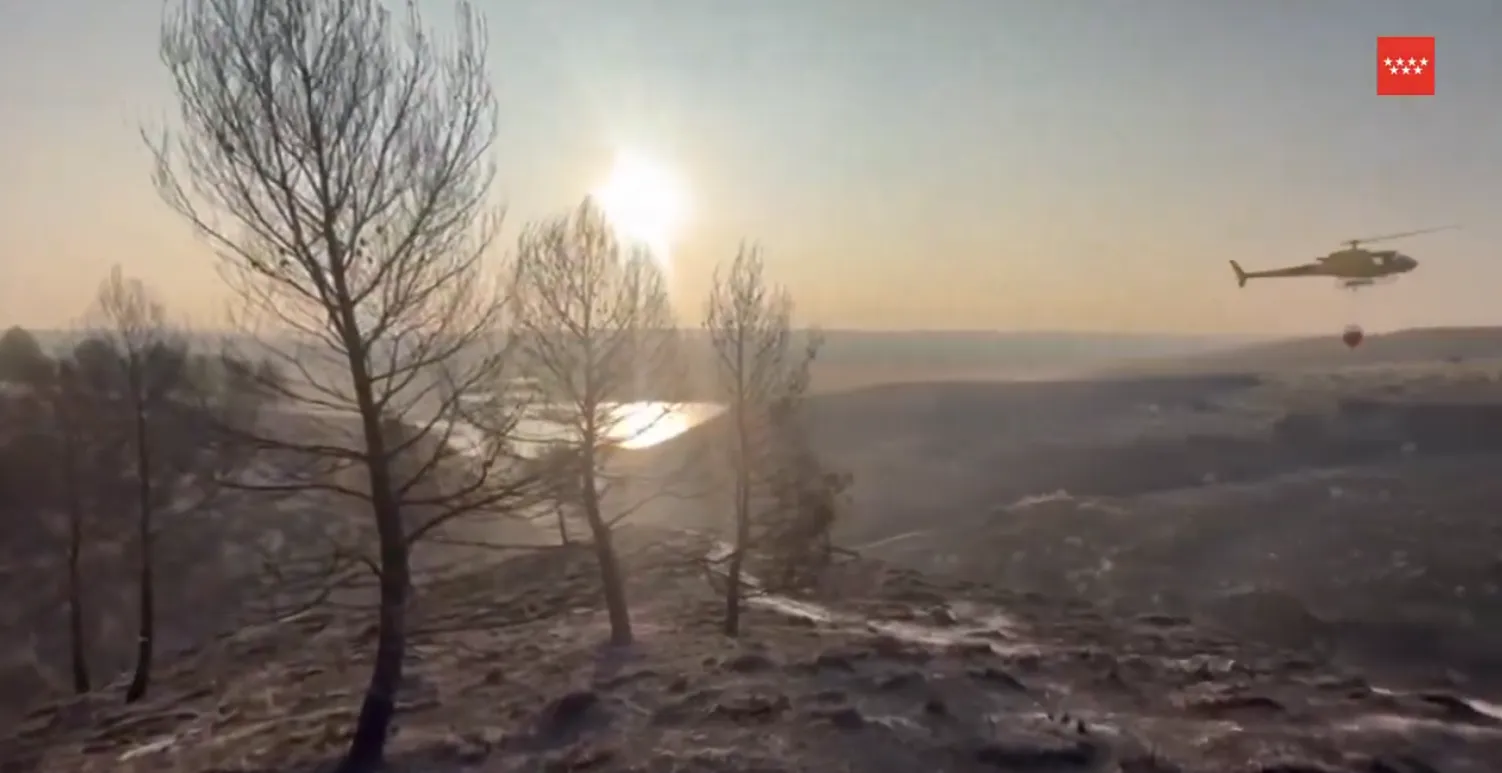 Continúa la extinción del incendio forestal de Rivas
