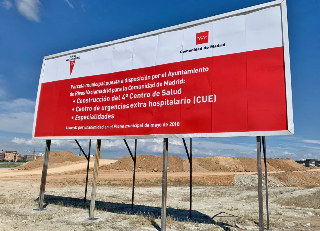 Parcela-y-cartel-cuarto-centro-salud CCOO denuncia el incumplimiento de Ayuso