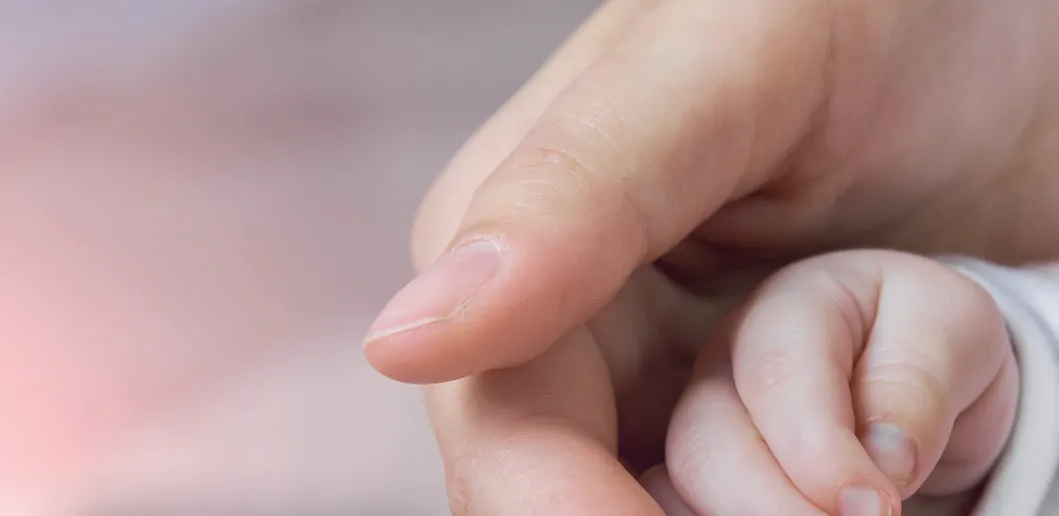 mano de bebé De Daniel y Laura a Mateo y Lucía