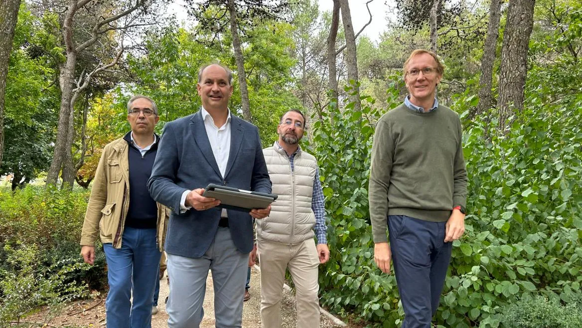 El consejero de Digitalización, Miguel López-Valverde, ha visitado Colmenar Viejo, junto a Rivas, uno de los municipios que participará del proyecto de IA para las zonas verdes.