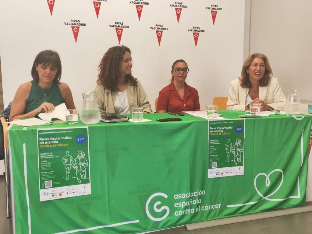 La alcaldesa Aída Castillejo y vicealcaldesa Mónica Carazo, por parte del Ayuntamiento, explicaron el importante apoyo de la localidad de Rivas-Vaciamadrid a la asociación y la lucha contra el cáncer.