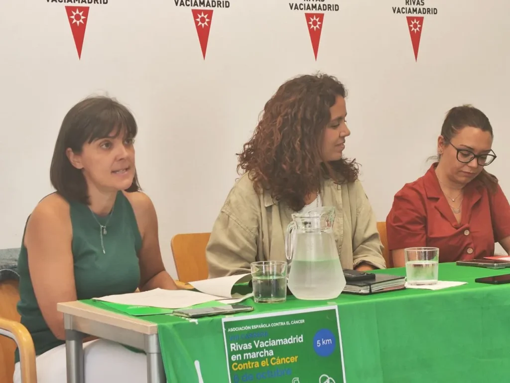 Rueda de prensa celebrada el 3 de octubre de 2024, con Isabel Oriol (presidenta de la AECC) y Gema López (presidenta de la Junta Local).