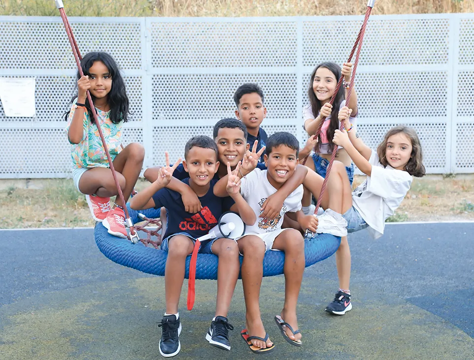 NIños y niñas saharauis de un proyecto de cooperación de Rivas posan sonrientes.