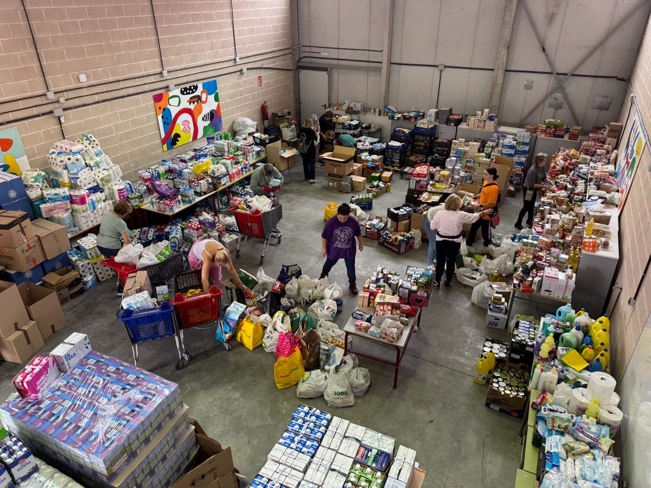 La nave en que se recogió la ayuda humanitaria para los municipios afectados por la dana. (AYUNTAMIENTO DE RIVAS)