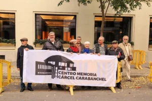 Miembros de la Plataforma por un Centro de Memoria de la Cárcel de Carabanchel entregan las firmas recogidas.