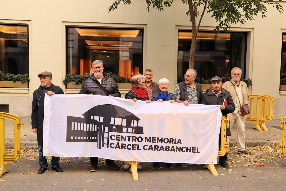 Miembros de la Plataforma por un Centro de Memoria de la Cárcel de Carabanchel entregan las firmas recogidas.