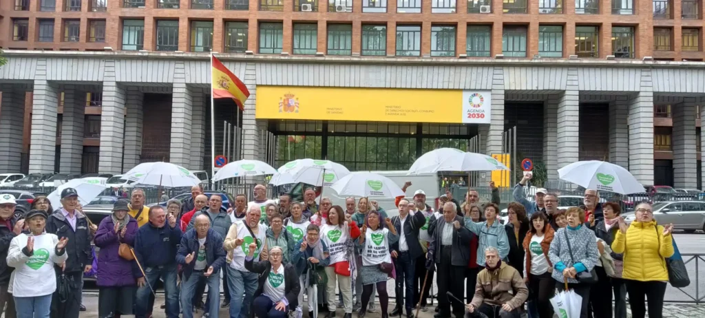 Simultáneamente, a la misma hora que se reúnen con la ministra de Sanidad, Mónica García, tendrá lugar una concentración.