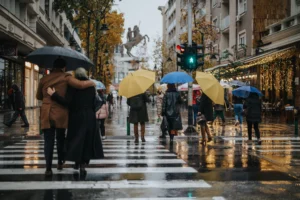 Personas caminan con paraguas | Foto de 123RF/gorgev