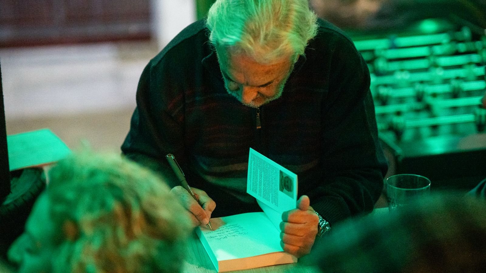 Diario de una propuesta. Juanma firma. Juanma firmando su primera novela.