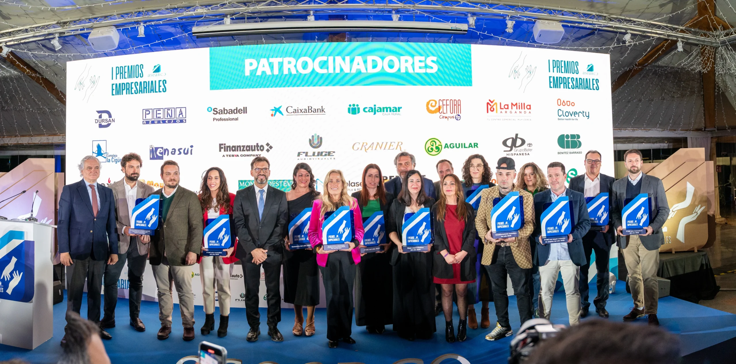FOTO-de-familia-premiados_-patrocinadores-y-jurado Foto de familia de premiados, patrocinadores, organizadores y jurado de los I Premios Empresariales de ASEARCO.
