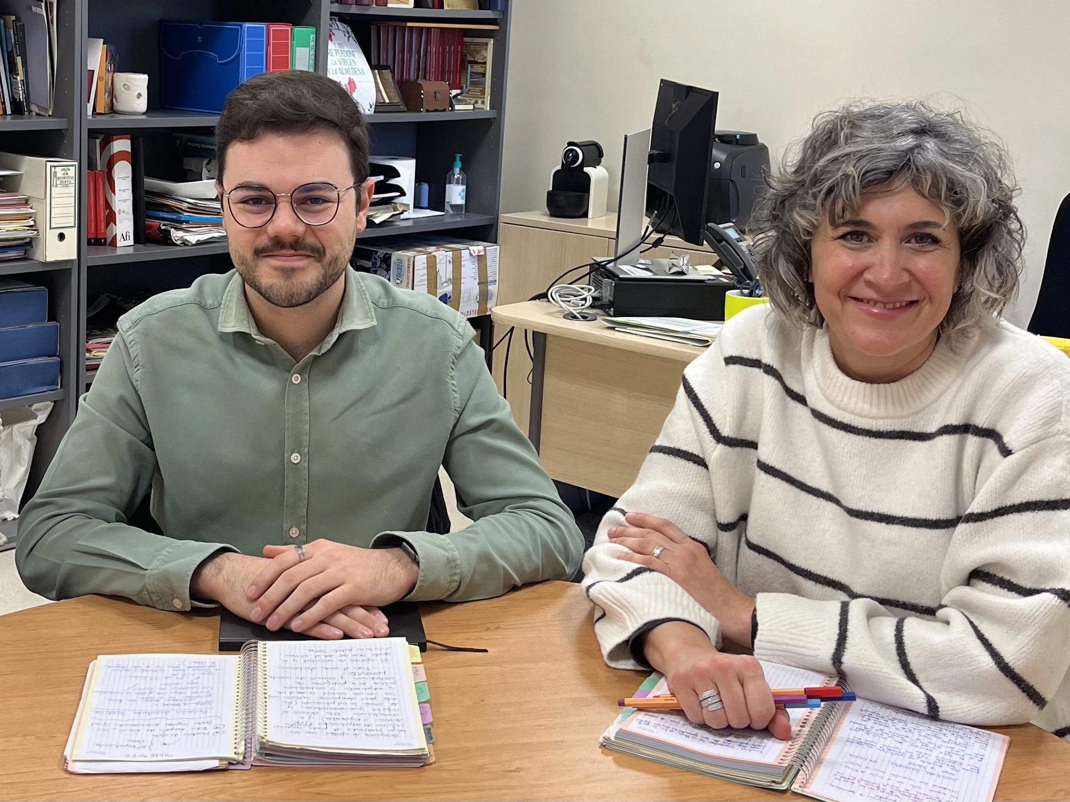 Jorge Pastrano presenta a la concejala las propuestas de Juventudes Socialistas.
