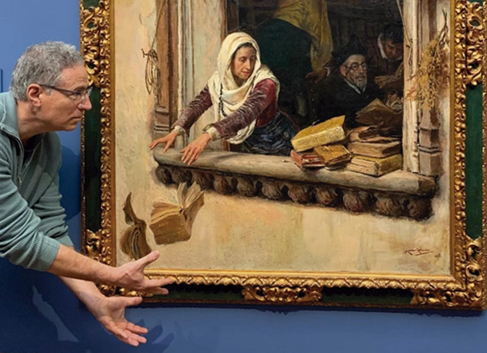 El escritor José Guadalajara y el cuadro 'El escrutinio'.