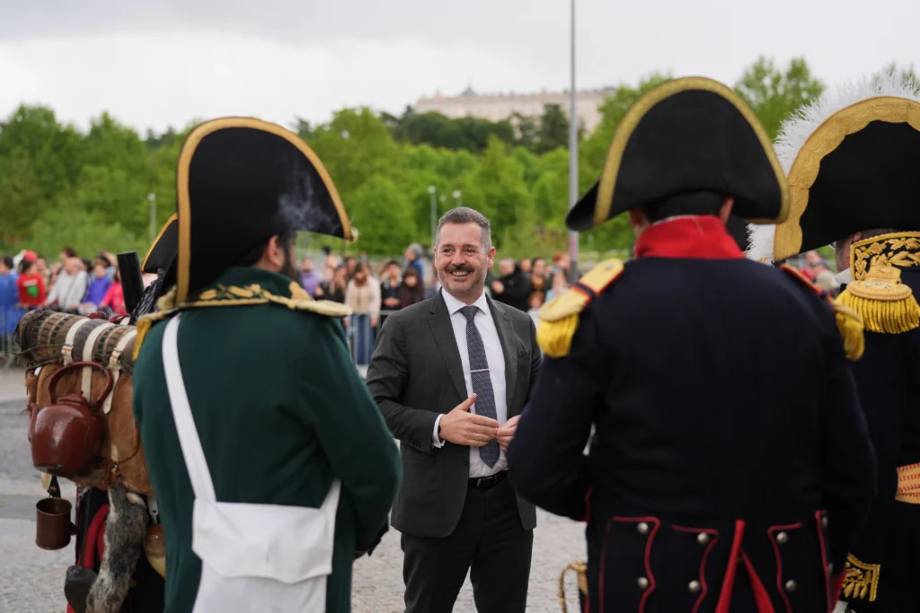 Paco Serrano en desfile de tropas francesas