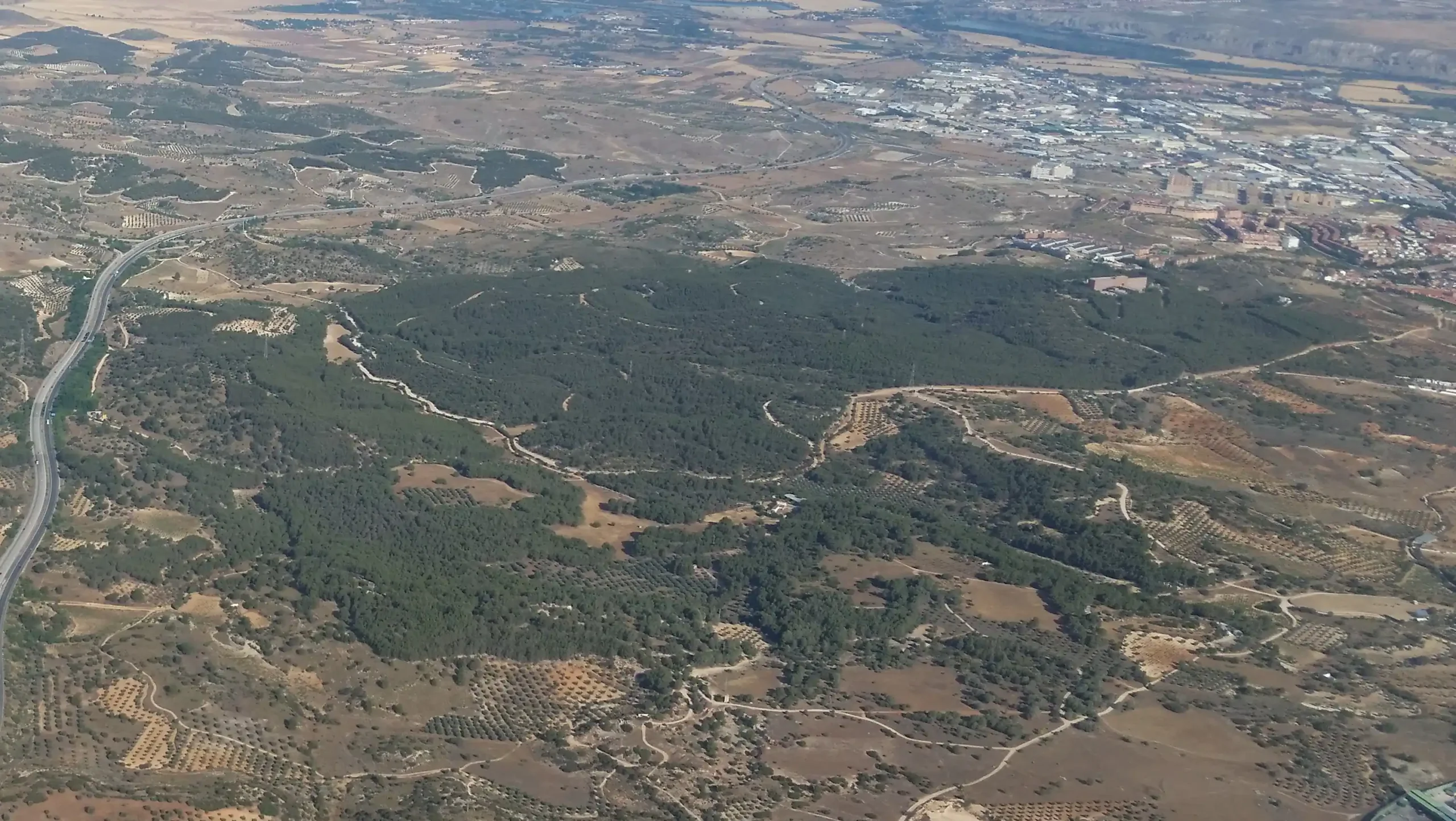 Madrid_Final_Approach_(19102403106)_(cropped)_Dehesa_del_Carrascal Ruta de Ecologistas en Acción de Arganda por la Dehesa del Carrascal