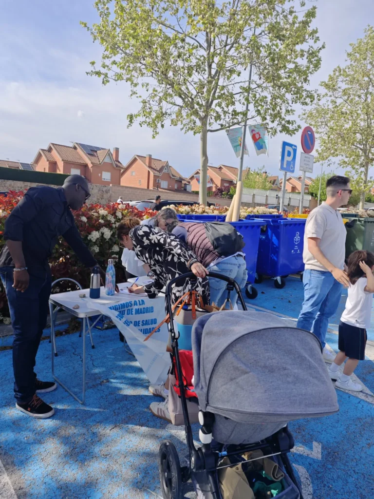 Nutrido evento de recogida de firmas por la sanidad pública en Rivas.