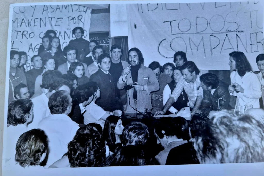Ángel de la Vieja interviene, aún con vendajes pero ya libre, en la Asamblea permanente del Hospital Francisco Franco.