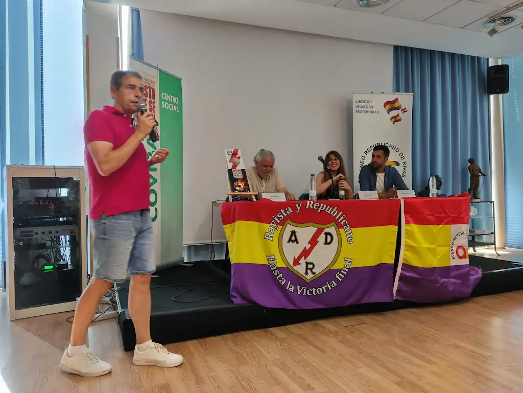 La peña rayista de Rivas introdujo el acto organizado por el Ateneo Republicano.