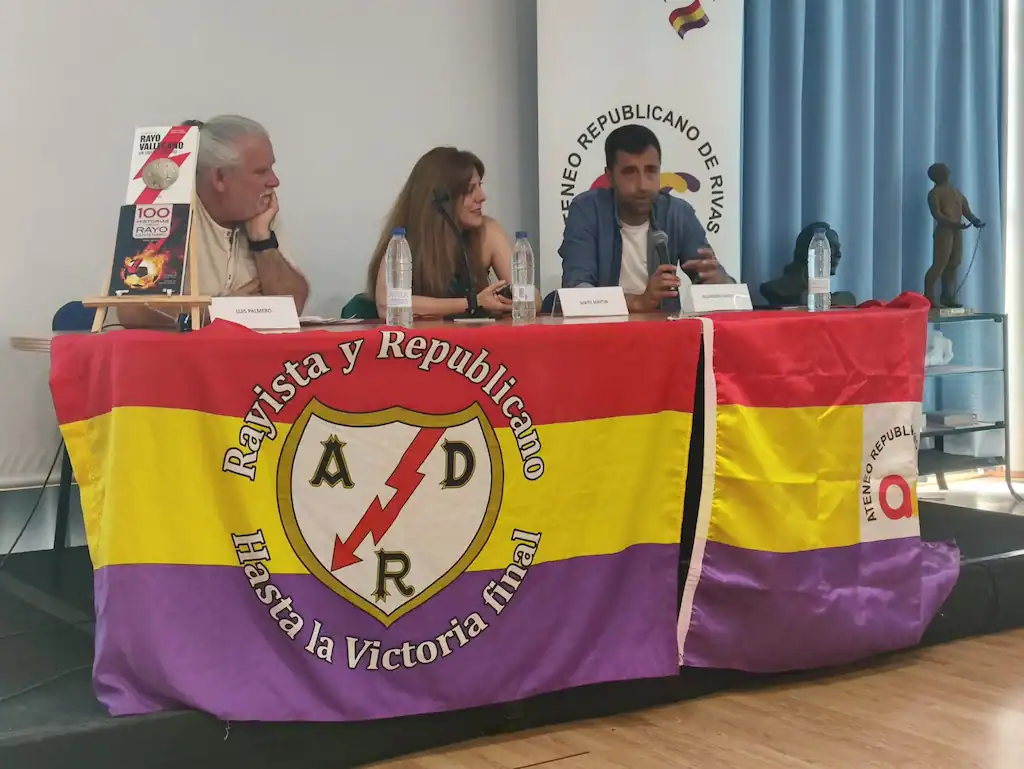 Banderas republicanas unen simbólicamente al Rayo Vallekano con la actividad del Ateneo de Rivas.