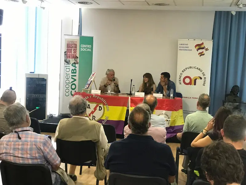 El público rayista arropó en Rivas a estos dos grandes periodistas que cubren al Rayo Vallekano.